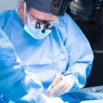 Le dentiste effectue une chirurgie en implantologie