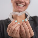 Des gouttières transparentes utilisées pour l'orthodontie Invisalign